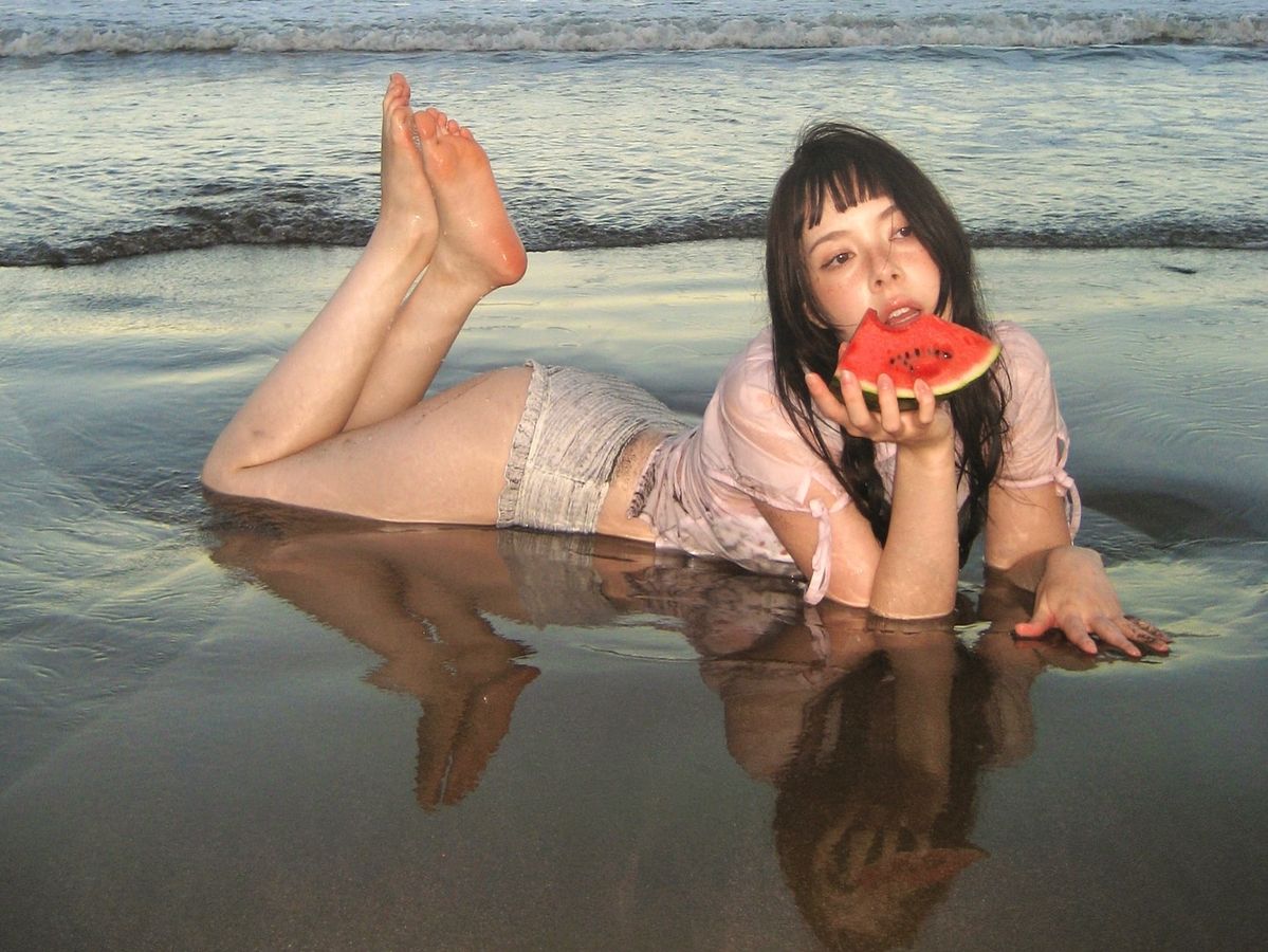 Девочка с арбузом